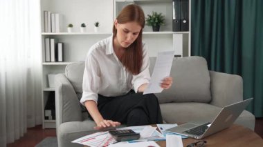 Kadın internet pazarından gelen borç yığınını modern yaşam tarzı olarak hesaplıyor ve prim siber güvenlik yazılımı tarafından korunan cüzdandan çevrimiçi ödeme için kredi kartı kullanıyor