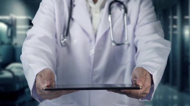 Doktorun laboratuvarda bulanık bir geçmişi olan insan anatomisi hologramı içeren tablet göndermesini kapatın. Sağlık çalışanı tableti tutuyor ve bütün gövdeyi kontrol ediyor. Teknoloji. İyileştirici.