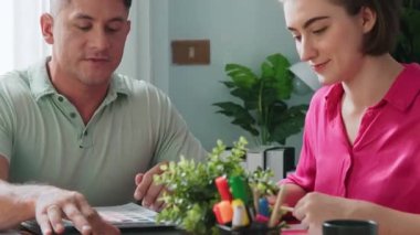 Proje yöneticisi renk paletleri seçerken profesyonel mutlu iç mimar tablete bakıyor. Akıllı grafik tasarımının ve logoya bakmanın en üst görüntüsü. Yetenekli ekip grafikleri seçiyor. Sempozyum.