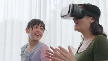 Torun dizüstü bilgisayarı kontrol ediyor. Büyükannem VR ile metaevrene dalıyor. Teknoloji aktivitelerine adapte olan son sınıf öğrencisi yeni nesil çocuklarla iletişim kuruyor. Nesiller arası uçurum aile bağlarını güçlendiriyor. Uyumsuzluk.