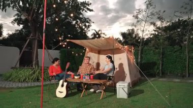 Aile birlikte bahçede kamp kurar, baba ve kız aile bireyleri için ızgara yapar. Doğayla iç içe olmak için açık hava kamp aktiviteleri ve genç nesil çapraz kuşaklarla zaman geçirmek için. Uyumsuzluk.