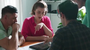 Ev inşaatını planlamak için birlikte çalışan mimar mühendis ekibinin üst görüşü. Profesyonel iş konuşmaları ve toplantı odasında inşaat veya ev inşaatı hakkında tartışmalar. Sempozyum.