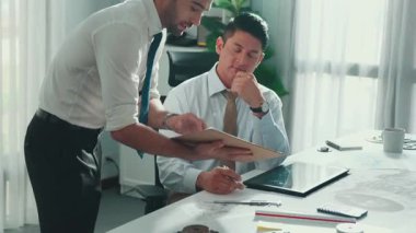 Yetenekli iş adamlarının yürüyüşü ve ev tasarımı. Mimar mühendisinin güvenlik miğferi ve ev modeliyle birlikte binanın planına ve yapısına baktığı hava görüntüsü. Hizalama.