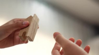 Profesyonel işadamı ev şeklindeki ahşap bloğu güvenlik mühendisliğine gönderiyor veya inşaat projesini devrediyor, mimari teknoloji veya gelecek için teknik öğretiyor. Tanımlama.