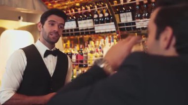 Lüks barlarda içki hazırlayan akıllı barmenlere odaklanırken aynı zamanda canlı ışıklandırma atmosfer şişesi ve bar arka planındaki VIP müşterilerle canlı sohbetler. Vinosity.