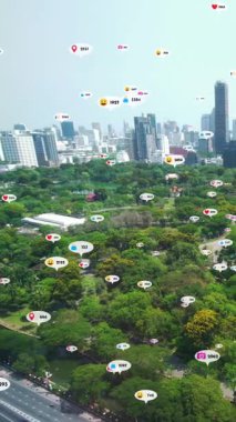 Sosyal medya simgeleri, sosyal ağ uygulama platformu üzerinden insanların karşılıklı bağlantılarını gösteriyor. Çevrimiçi toplum ve sosyal medya pazarlama stratejisi kavramı .