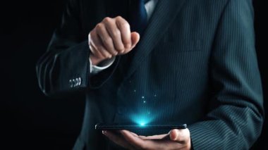 İş adamı sonsuz olasılıkları ve sonsuzluğun özünü benimser, fırsatları keşfetmek için ilham verir. Sonsuzluğun ve olasılıkların birleştiği bir dünyaya dalın ve potansiyel UUID 'yi keşfedin.