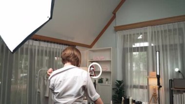 Kadın Etkilenen Vlog video görüntülerini canlı yayınlıyor Makyaj primi sosyal medya veya blog. Kozmetik stüdyosu ışıklandırmalı mutlu genç kız çevrimiçi pazarlama oturumu yayını için..