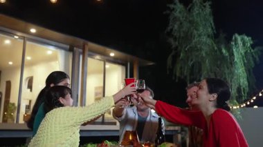 Tatil kutlaması için aile bir arada. Yetişkin üye tatlı kız dışında şarap kadehiyle tezahürat yapar. Açık hava kampı aktivitesi yiyeceklerle rahatlamak ve akrabalarla zaman geçirmek kuşaklar arası bir uçurum. Uyumsuzluk.