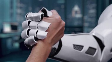 Bir el modern bir çalışma alanında yüzen dijital simgelere uzanıyor ve teknoloji çözümlerinde bulut hesaplama ve karşılıklı bağlantı kavramını gösteriyor. Auvana