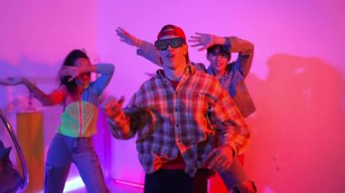 Profesyonel break dansçı neon ışıkla sokak dansı yapar ve pratik yapar. Kafkasyalı adam enerjik hareketler sergilerken mutlu bir takım hip hop müziğine geçiyor. Mutluluk.