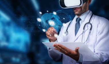 Bir doktor sanal gerçeklik teknolojisiyle, sağlık verilerini analiz etmek ve yüksek teknolojili bir sağlık ortamında modern tıbbi danışmanlıklara katılmak için bir VR kulaklığı kullanarak etkileşime girer. PHMT