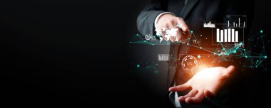 İş adamı, tahmin edilen büyük veri modellerinden gerçek zamanlı analizlere uzanan eğilimleri ve görüşleri ortaya çıkarmak için veri analizlerini derinlemesine inceleyerek, veri güdümlü kararların analitik endüstrileri nasıl ileri götürdüğünü öğrenir Faas