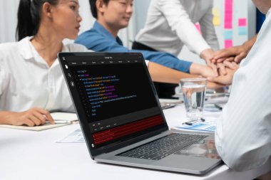 Uygulama ve program kodlaması için bilgisayar ekranında yazılım geliştirme programlama