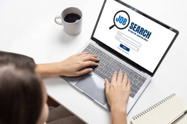 Çalışanların işe alım İnternet ağındaki iş fırsatlarını arayabilmeleri için internet sitesinde arama çalışmaları