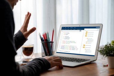 Okul eğitimi için geliştirilen kodlama ve programlama yazılımı. Basitleştirilmiş program, öğrenci çocuklar için okul sınıfında temel kodlama ve programlama eğitimi için kolay yazılım.