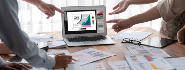 Web sayfasının modern tasarımı ve bilgisayar ekranında gösterilen ticari canlı reklamlar için grafiksel tasarımcı yazılımı