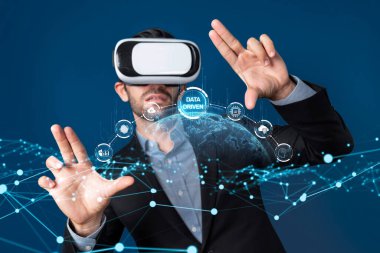 Sanal gerçeklik teknolojisiyle veri güdümlü bir yeniliğe girişen bir profesyonel, çevrimiçi iş büyümesi ve kullanıcı katılımına etkileşimli çözümler sunuyor. XDMCP