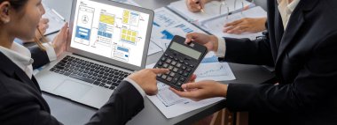 İş zekası ve veri analizi kavramı. Analizci ekibi laptop ekranında finansal veri analizi üzerinde çalışıyor. Etkili iş stratejik planlama için pazarlama göstergesi olarak. İçgörü