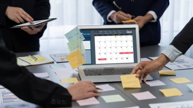 Analizci ekibi yaratıcı ve analitik beyin fırtınası fikri için bilgisayar ekranında BI veri paneli olan yapışkan bir not kullanıyor. Pazarlama stratejisi için finansal veri görselleştirme teknolojisini analiz et. Dahi.