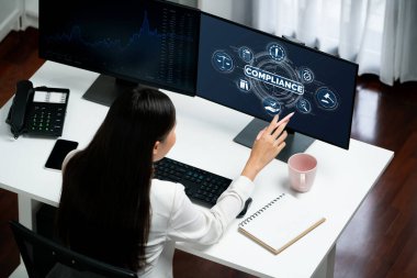 Kaliteli standartları karşılamak için çevrimiçi şirket işleri için uyum sistemi