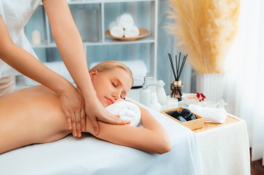 Kafkasyalı kadın müşteri stres önleyici spa masajının keyfini çıkarıyor ve lüks otel ya da oteldeki gündüz açık ortam güzellik salonunda güzellik teniyle eğleniyor. Sessiz.