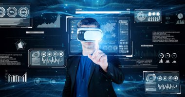 Gözlüklü akıllı iş adamı yapay zeka teknolojisini kullanarak çalışıyor. Küresel ağa erişen ve veri analizi ve istatistik tablosuna bakarken yapay zeka kullanan bir yönetici. Yaratıcılık.