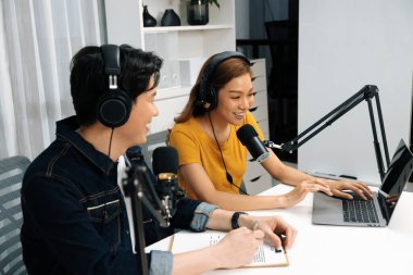 Gülümseyen radyo etkili sunucular, kulaklık takarak sosyal medya kanalından canlı yayın yapıyorlar ve sabah saatlerinde stüdyo kaydında dinleyicilere konu ve dizüstü bilgisayar üzerinden konuşuyorlar. İnfobahn.