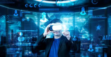 Proje yöneticisi güvenlik sistemi hologramını işaret ediyor ve mavi renkli gelecekteki ofiste duruyor. İş adamı, kimlik doğrulamak için artırılmış gerçeklik teknolojisini kullanıyor. Yaratıcılık.