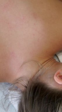 Rahat bir kadın profesyonel masaj terapistiyle lüks kaplıcalarda masaj yaptırıyor. Sağlık, şifa ve rahatlama konsepti.