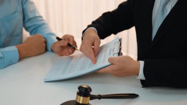 Müvekkil hukuki danışmanlık ve avukatlık danışmanlığı konusunda hukuk firmasına güveniyor, karmaşık yasal sözleşme belgelerini güvenilir bir hukuk danışmanlık hizmeti olarak analiz ediyor. Ağır çekim. Katı.