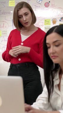 Yaratıcı iş kadını pazarlama stratejisi üzerine yetenekli genç ve güzel proje yöneticisi yorumları. Profesyonel iş ekibi tartışması, birlikte çalışmak, yeni ürün hakkında beyin fırtınası yapmak. Tertemiz..