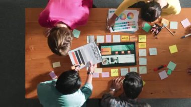 Web tasarımı için birlikte çalışan iş adamlarının zaman aşımı. Tasarımcı beyin fırtınası yapan ve web sitesi arayüzü hakkında tartışan ve dijital tasarım ile tablete bakan hava görüşü. Sempozyum.