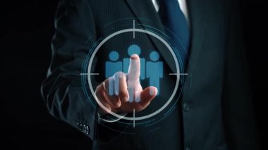 İş adamı müşteri hedef gruplarını belirlemek için verileri analiz eder, pazarlama stratejilerini rafine eder. Her hedef grubun özel ihtiyaçlarını karşılamak için iletiler gönderiliyor. Kullanıcı Kimliği