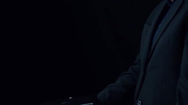 İş adamı siber güvenliğin özünü keşfeder. Siber koruma yöntemlerini, tehditleri derinlemesine araştır ve siber güvenlik duruşunu güçlendir. Siber güvenlik çağında UUID 'de gezinmek için gerekli