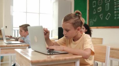 Akıllı beyaz çocuk, yapay zeka üretmek için mühendislik komut yazarak dizüstü bilgisayar kullanıyor. STEM teknoloji sınıfına katılırken çeşitli öğrenci öğrenimi ya da programlama sistemi eğitimi. Teknoloji. Pedagoji.
