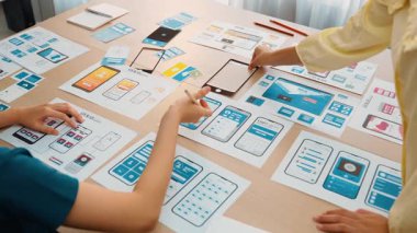 Mobil uygulama ya da web sitesi için kullanıcı arayüzü prototipi planlayan şirket çalışanlarının panorama videosu. UX UI tasarım beyin fırtınası kullanıcı dostu arayüz planı tasarlıyor. Sinerjik