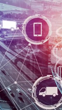 Yeni şehir yolunda gelecek araba trafiği için akıllı ulaşım teknolojisi kavramı. Sanal akıllı sistem, şehir sokaklarındaki araç verilerini birbirine bağlamak için dijital bilgi analizi yapıyor .