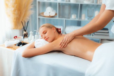 Kafkasyalı kadın müşteri stres önleyici spa masajının keyfini çıkarıyor ve lüks otel ya da oteldeki gündüz açık ortam güzellik salonunda güzellik teniyle eğleniyor. Sessiz.