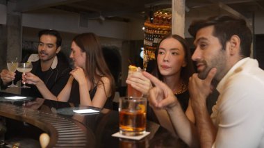Arkadaşlar ya da çiftler Paloma, Margarita, Old Fashioned ve Martini bardaklarında canlı bir gece kulübünde arkadaşlıkla kadeh kaldırarak özel parti içeceklerini kutluyorlar. Vinosity.
