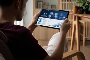 İş veri paneli, pazarlama stratejisi planlaması için iş zekası analizi sunar. Müşteri taleplerini analiz etmek ve iş dünyasının geleceğini önceden görmek için büyük veriler sunulur.