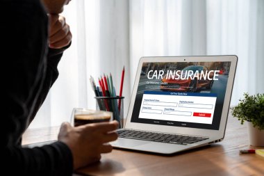 Araba sigortası internet sitesi, arabanızın hasarının rahat olduğundan emin olmak için ekranda.