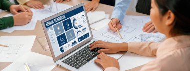 İnsan kaynakları yönetim yazılımı bilgisayar ekranında insan kaynakları çalışanlarının işe alım, maaş bordrosu, personel araması ve KPI değerlendirme çalışmalarını yönetmesine yardımcı oluyor