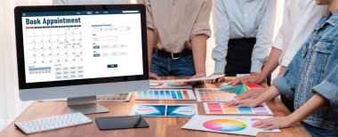 İnternet sitesinde canlı eleştiriler için çevrimiçi aplikasyon rezervasyon takvimi