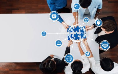 Modern ofis ortamında yenilik ve teknoloji temalarını vurgulayarak dijital bir dünya etrafında işbirliği yapan çeşitli profesyonellerin tepeden tırnağa bir görüşü. Dostluk