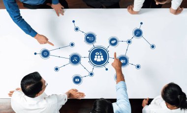 İşbirlikçi bir iş görüşmesine katılan profesyoneller bir toplantıda medya stratejileri, çeşitli bağlantılar ve yenilikçi fikirler üzerinde durdular. Dostluk