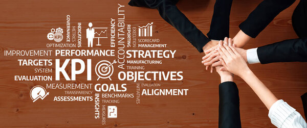 Крупный план различных рук, объединенных в совместные усилия, подчеркивая ключевые показатели эффективности KPI и бизнес-стратегии, необходимые для успеха. Ах!