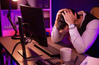 Akıllı iş adamının bitmemiş ürün satış kanalı raporuyla başı dertte. Gece geç saatlerde mor neon ışıklı odada çalışarak uzun süre analiz edilen pazar verileri kavramı. Tahmin et..