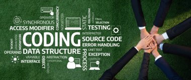 Değişik bir ekibin verimli yeşil çimlerle çevrelenmiş, yenilik ve takım çalışmasını sembolize ederken kodlama kavramları üzerinde işbirliği içinde strateji kurmasını tasvir eden canlı bir görüntü. Dostluk