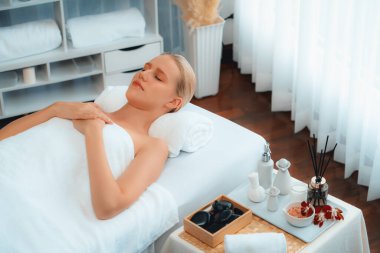 Kafkasyalı kadın müşteri stres önleyici spa masajının keyfini çıkarıyor ve lüks otel ya da oteldeki gündüz açık ortam güzellik salonunda güzellik teniyle eğleniyor. Sessiz.